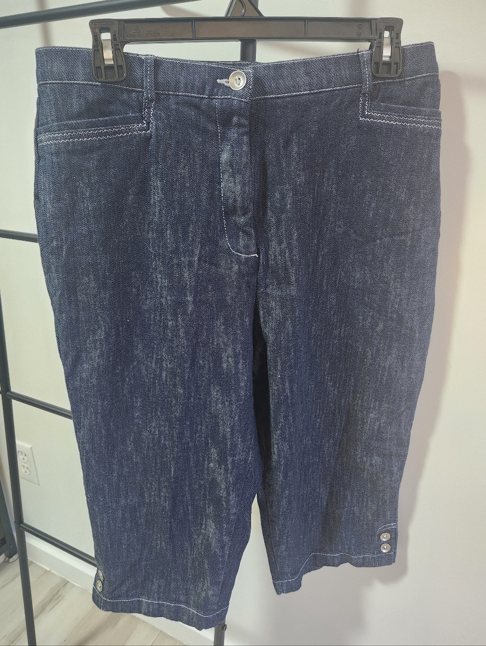 Cleo Denim Capri Jeans With Front Pockets & Button Detail